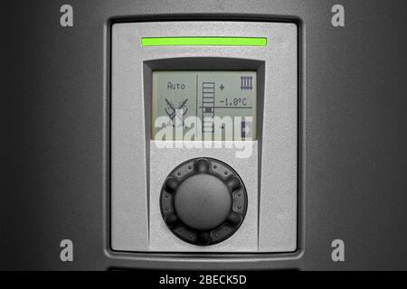 il display di un moderno impianto di riscaldamento mostra l'impostazione della temperatura, abbassata di 1 grado per risparmiare energia Foto Stock