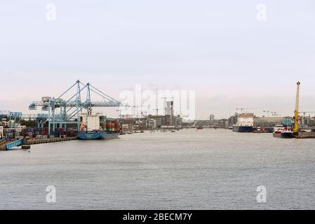 Partenza dal porto di Dublino con la città e il porto sullo sfondo. Foto Stock