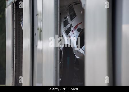 La Mercedes-Benz W154 Silver Arrow monoposto N0.4 è stata caricata in modo sicuro su un rimorchio per il trasporto di auto. Foto Stock