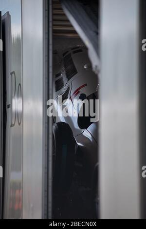 La Mercedes-Benz W154 Silver Arrow monoposto N0.4 è stata caricata in modo sicuro su un rimorchio per il trasporto di auto. Foto Stock