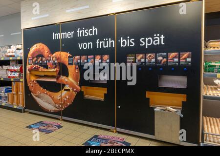 Macchina automatica per pane, mini-pizza, pretzel e croissant (prodotti da forno) in un supermercato Aldi Süd a Salisburgo, Austria. Foto Stock