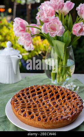 Torta di ciliegie con graticcio di Limburgo, Olanda, servita in giardino soleggiato Foto Stock
