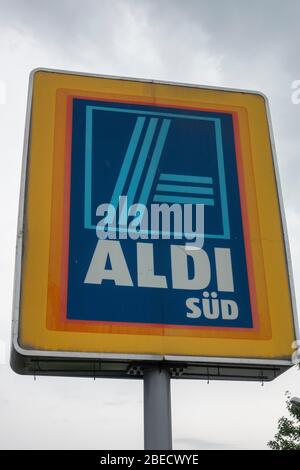 Logo per Aldi Süd fuori da una filiale a Salisburgo, Austria. Foto Stock