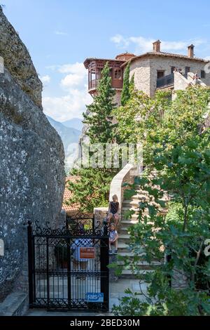 Meteora, la famosa formazione rocciosa nella Grecia centrale, complesso di monasteri ortodossi orientali, patrimonio mondiale dell'UNESCO, Balcani, Grecia Foto Stock
