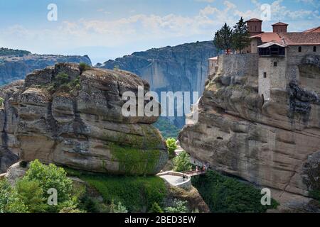 Meteora, la famosa formazione rocciosa nella Grecia centrale, complesso di monasteri ortodossi orientali, patrimonio mondiale dell'UNESCO, Balcani, Grecia Foto Stock