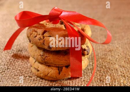 Cucina italiana: Biscotti con gocce di cioccolato sulla iuta Foto Stock