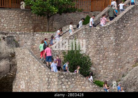 Meteora, ben nota formazione rocciosa nella Grecia centrale, complesso di monasteri ortodossi orientali, i turisti salgono le scale per il monastero Foto Stock