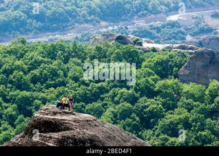 Meteora, rinomata formazione rocciosa nella Grecia Centrale, complesso di monasteri ortodossi orientali, viaggiatori in cima, Balcani Foto Stock
