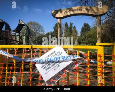 High Wycombe, Regno Unito. 13 aprile 2020. Aree gioco chiuse e chiuse a Hughenden Park in High Wycombe durante le festività pasquali lunedì durante la Pandemia Covid-19 come consiglio del governo britannico di mantenere le distanze sociali e ridurre al minimo il tempo all'aperto in High Wycombe il 13 aprile 2020. Credito: Prime Media Images/Alamy Live News Foto Stock