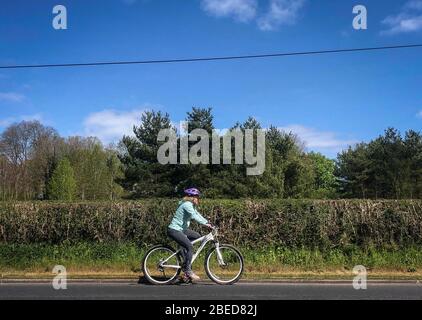 High Wycombe, Regno Unito. 13 aprile 2020. Vista generale del Parco Hughenden in High Wycombe durante le festività pasquali lunedì durante la Pandemia di Covid-19 come consiglio del governo britannico di mantenere le distanze sociali e ridurre al minimo il tempo fuori in High Wycombe il 13 aprile 2020. Credito: Prime Media Images/Alamy Live News Foto Stock