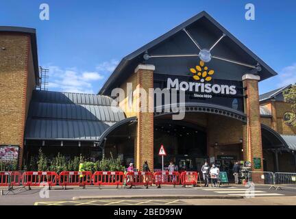 High Wycombe, Regno Unito. 13 aprile 2020. Morrisons Superstore nel centro di High Wycombe durante le festività pasquali lunedì durante la Pandemia Covid-19 come consiglio del governo britannico di mantenere le distanze sociali e ridurre al minimo il tempo fuori in High Wycombe il 13 aprile 2020. Credito: Prime Media Images/Alamy Live News Foto Stock