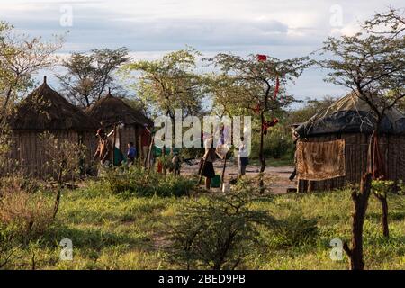 Il tradizionale villaggio di Deng//e dista 30 km dalla città più vicina nel bacino di Kalahari. Sono uno dei pochi villaggi che ancora praticano elementi di uno stile di vita cacciatore-raccoglitore. Namibia. Foto Stock