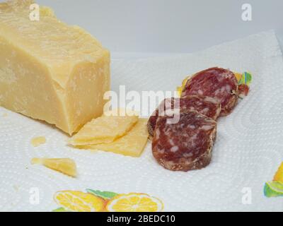 Affettare salame e formaggio primo piano Foto Stock