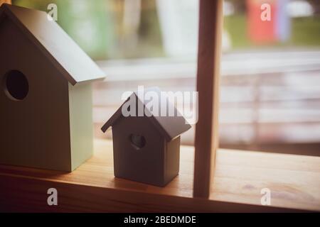 Casa giocattolo in legno per bambini sul davanzale. Foto Stock