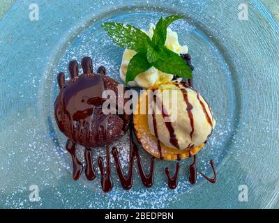 Souffle al cioccolato Dessert con gelato e menta lama sulla piastra in Svizzera. Foto Stock