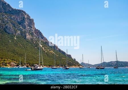 Tavolara, Sardegna / Italia - 2019/07/18: Barche e barche nella pittoresca Tirrenica porti del Mare al largo dell'isola Tavolara al largo della costa sarda Foto Stock