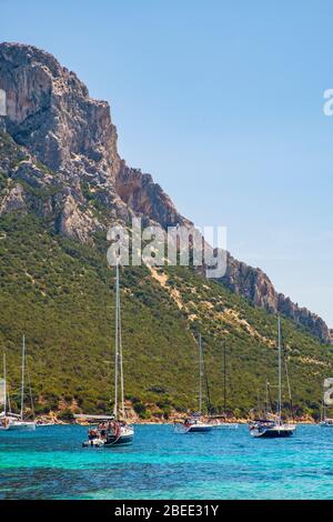 Tavolara, Sardegna / Italia - 2019/07/18: Barche e barche nella pittoresca Tirrenica porti del Mare al largo dell'isola Tavolara al largo della costa sarda Foto Stock