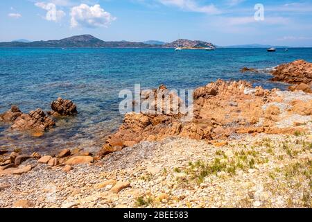 Tavolara, Sardegna / Italia - 2019/07/18: Pittoreschi porti del Mar Tirreno con yacht al largo dell'isola di Isola Tavolara al largo della costa settentrionale della Sardegna Foto Stock