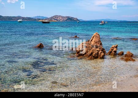 Tavolara, Sardegna / Italia - 2019/07/18: Pittoreschi porti del Mar Tirreno con yacht al largo dell'isola di Isola Tavolara al largo della costa settentrionale della Sardegna Foto Stock