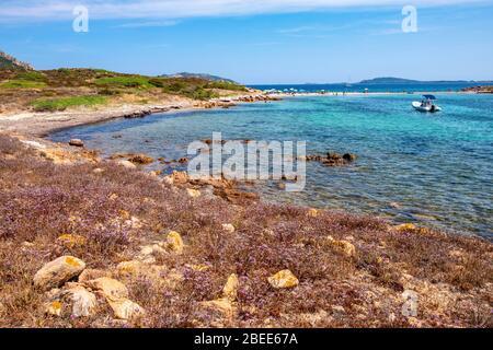 Tavolara, Sardegna / Italia - 2019/07/18: Pittoreschi porti del Mar Tirreno con yacht al largo dell'isola di Isola Tavolara al largo della costa settentrionale della Sardegna Foto Stock