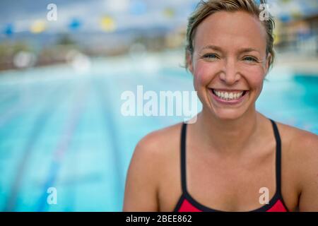 Ritratto di una donna sorridente in piscina Foto Stock