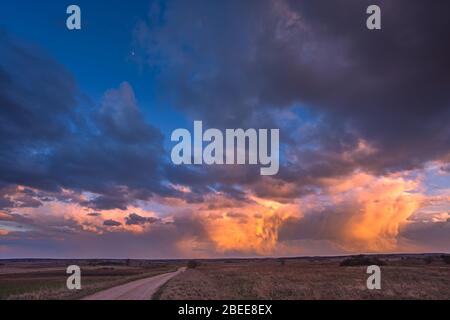 Percorso a cumulonimbus rosso tempesta nuvole al tramonto, bellissimo paesaggio Foto Stock