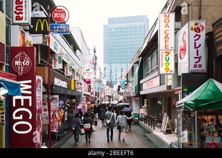 Tokyo, Giappone - Febbraio 23, 2017: Persone affollate nel bellissimo e famoso quartiere di Shinjuku. Più di trecentomila persone vivono in Foto Stock