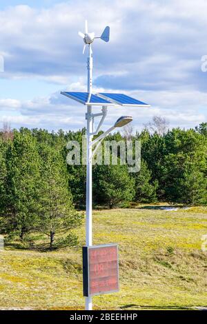 Lampada solare ed eolica sotto cielo limpido Foto Stock