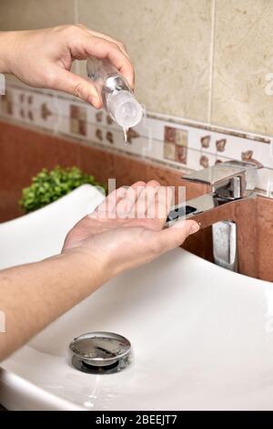 Alcool gel sanitazer mani detergenti liquide per prevenire il virus corona covid-19 Foto Stock