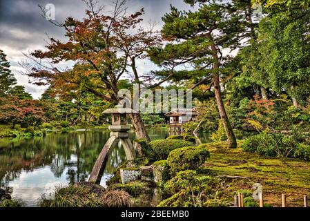 Kasumigaike stagno con tè-house a Kenroku-en Garden, uno dei tre grandi giardini del Giappone, Kanazawa, Ishikawa, Giappone. Foto Stock