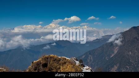 La catena montuosa di Kanchenjunga dal punto di vista di Lungthung, Zuluk, Copy Space