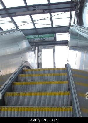 Su scala mobile alla stazione Copley di Boston, Massachusetts USA Foto Stock