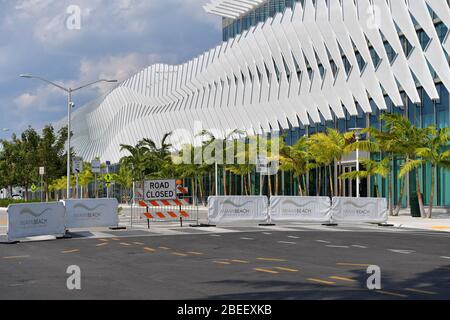 MIAMI BEACH, FL - APRILE 10: COVID-19: Il Miami Beach Convention Center, che ha visto tutta la sua attività prosciugarsi in occasione di cancellazioni di eventi durante la pandemia di coronavirus, sarà aggiornato da un appaltatore federale per ospitare i pazienti se gli ospedali della zona sono sopraffatti da casi COVID-19 il 10 aprile 2020 a Miami Beach, Florida persone: Miami Beach Convention Center Hospital Credit: Storms Media Group/Alamy Live News Foto Stock