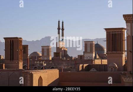 Vista dei tetti con i windcatchers, i wind tower (badgirs) e Jameh, Masjid, (Moschea del venerdì) sullo sfondo, Yazd, Yazd Province, Iran, Persia, Middl Foto Stock