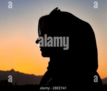 Silhouette di giovane donna al tramonto a Yazd, Iran, Persia, Medio Oriente. Foto Stock