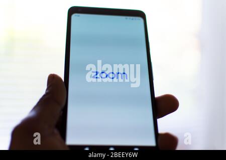 ZOOM dell'app per videoconferenze sul telefono Foto Stock