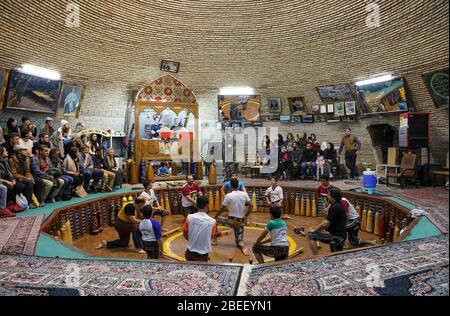 La gente guarda i rituali tradizionali di Pahlevani e Zourkhaneh (Zurkhaneh) in Yazd, Iran, Persia, Medio Oriente Foto Stock