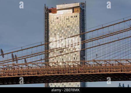 Un edificio di Manhattan Square di fronte al Ponte di Brooklyn Foto Stock