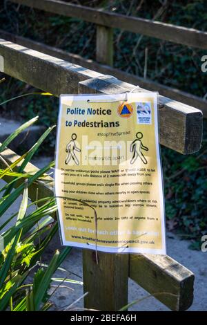 Un avviso di Bradford sul consiglio comunale di Avon che ricorda alle persone di attenersi alle linee guida del governo durante il virus corona Foto Stock