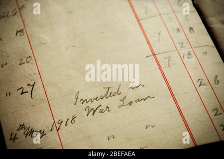 Vecchio notebook con ingresso per l'investimento in un prestito della guerra britannica o Bond, il 4 maggio 1918. Foto Stock