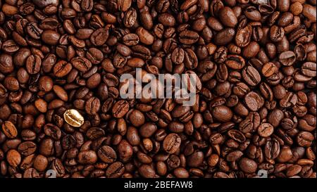 Texure di chicchi di caffè. In piedi fuori dal concetto di folla. Foto Stock