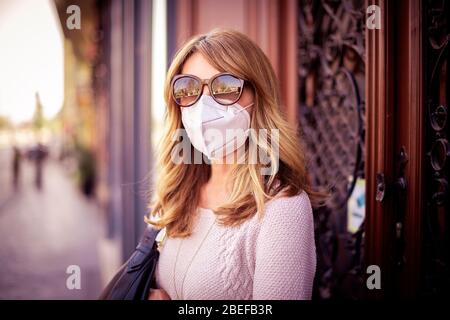 coronavirus, epidemia, covid-19, viso, maschera, prevenzione, evitare, toccare, non, toccare, pandemico, protezione, donna d'affari, donna, cellulare, telefono, h Foto Stock