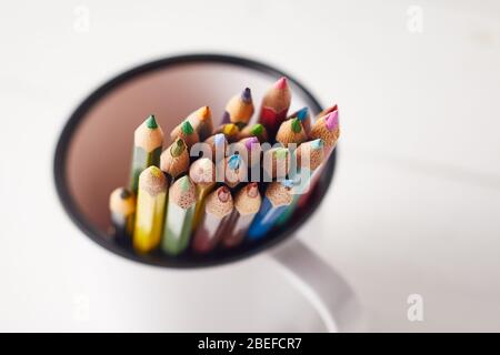 Matite colorate su sfondo bianco, spazio di copia. Foto Stock