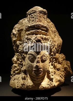Capo di un dio, forse Vishnu, Giava, Kediri, periodo Giava Orientale, XII-XIII secolo d.C., calcare Foto Stock