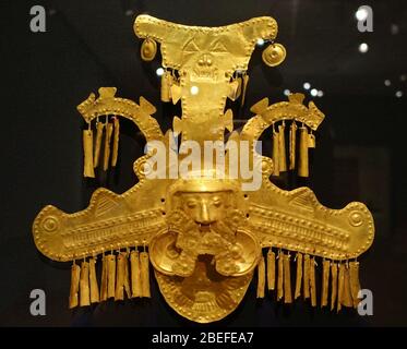 Ornamento headdress con teste fiancheggiate da coccodrilli crestati, regione di Calima, Colombia, periodo di Yotoco, probabilmente c. 1-700 d.C., oro Foto Stock