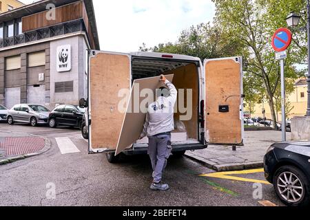 Costruttori che indossano maschere facciali come una misura preventiva riprendere a lavorare in un cantiere durante un Lockdown.migliaia di spagnoli riprendere il loro lavoro dopo aver finito la sospensione di tutte le attività di lavoro e servizi non essenziali e di tornare allo stato di allarme originale e di blocco dal In Spagna è iniziato il focolaio di coronavirus (COVID-19) Foto Stock