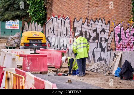 Costruttori che indossano maschere facciali come una misura preventiva riprendere a lavorare in un cantiere durante un Lockdown.migliaia di spagnoli riprendere il loro lavoro dopo aver finito la sospensione di tutte le attività di lavoro e servizi non essenziali e di tornare allo stato di allarme originale e di blocco dal In Spagna è iniziato il focolaio di coronavirus (COVID-19) Foto Stock