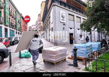 Costruttori che indossano maschere facciali come una misura preventiva riprendere a lavorare in un cantiere durante un Lockdown.migliaia di spagnoli riprendere il loro lavoro dopo aver finito la sospensione di tutte le attività di lavoro e servizi non essenziali e di tornare allo stato di allarme originale e di blocco dal In Spagna è iniziato il focolaio di coronavirus (COVID-19) Foto Stock