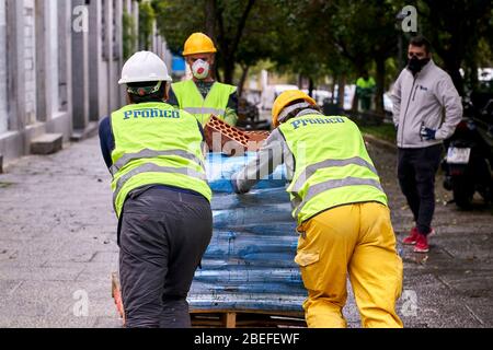 Costruttori che indossano maschere facciali come una misura preventiva riprendere a lavorare in un cantiere durante un Lockdown.migliaia di spagnoli riprendere il loro lavoro dopo aver finito la sospensione di tutte le attività di lavoro e servizi non essenziali e di tornare allo stato di allarme originale e di blocco dal In Spagna è iniziato il focolaio di coronavirus (COVID-19) Foto Stock