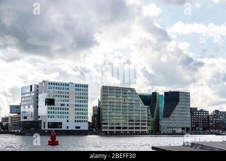 Amsterdam, Paesi Bassi - 7 settembre 2018: Vista dell'IJDock e del tribunale in un nuovo quartiere di Amsterdam, Paesi Bassi Foto Stock